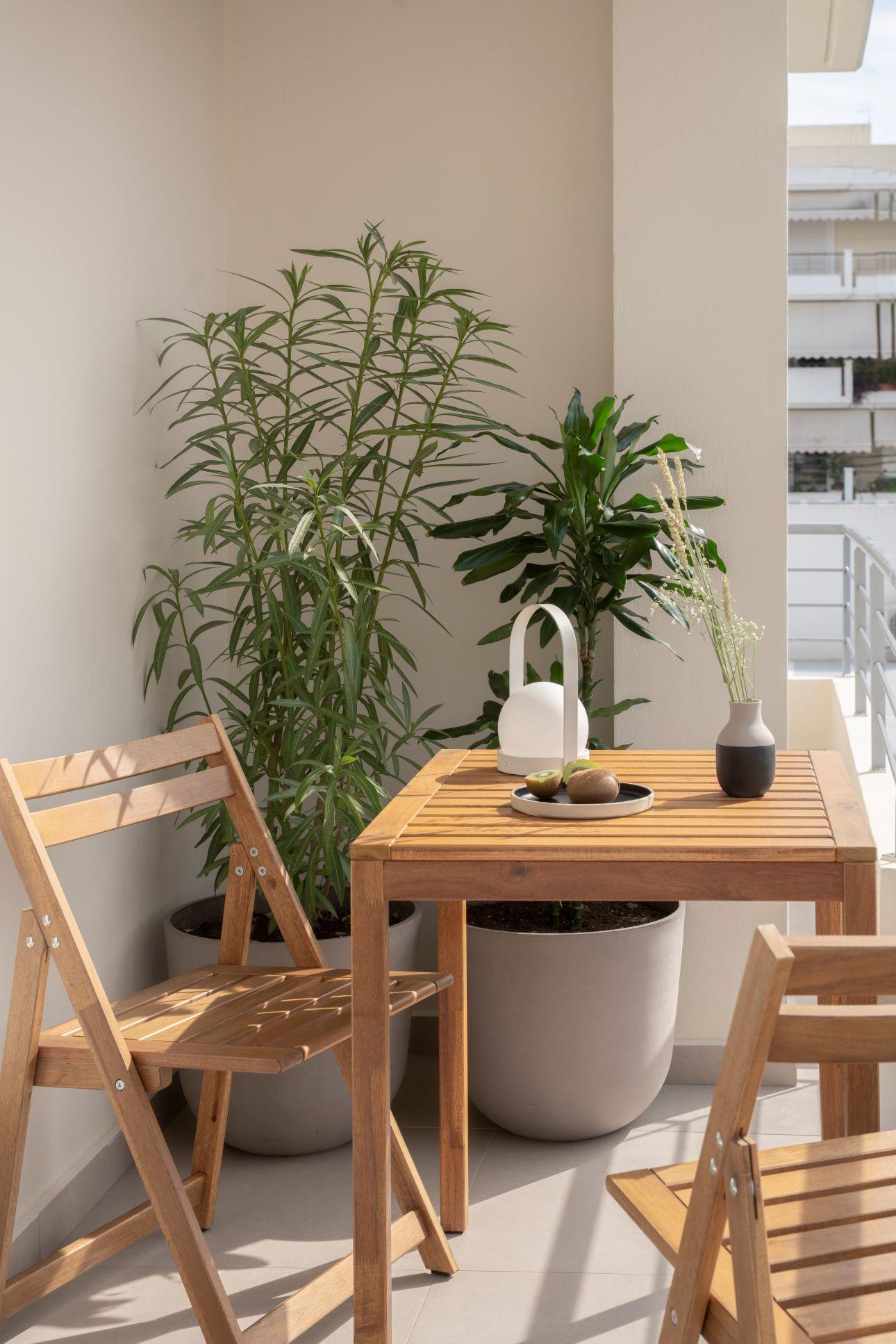 Το μπαλκόνι του διαμερίσματος/ Φωτογραφία: Βάσω Παράσχη 