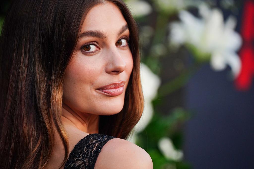 Η τεχνική cloud blush κολακεύει το πρόσωπο σε κάθε ηλικία. (Camila Morrone, photo: AP)