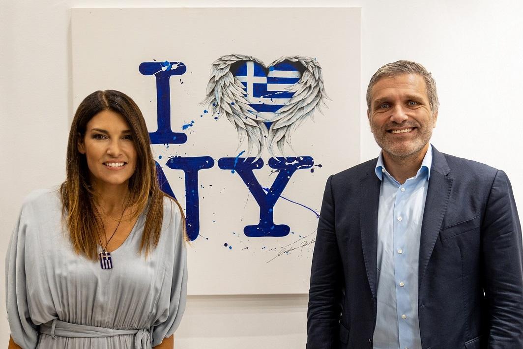Η conceptual artist Καρολίνα Ροβύθη μαζί με τον Πρόξενο της Ελλάδας στην Νέα Υόρκη, Ντίνο Κωνσταντίνου