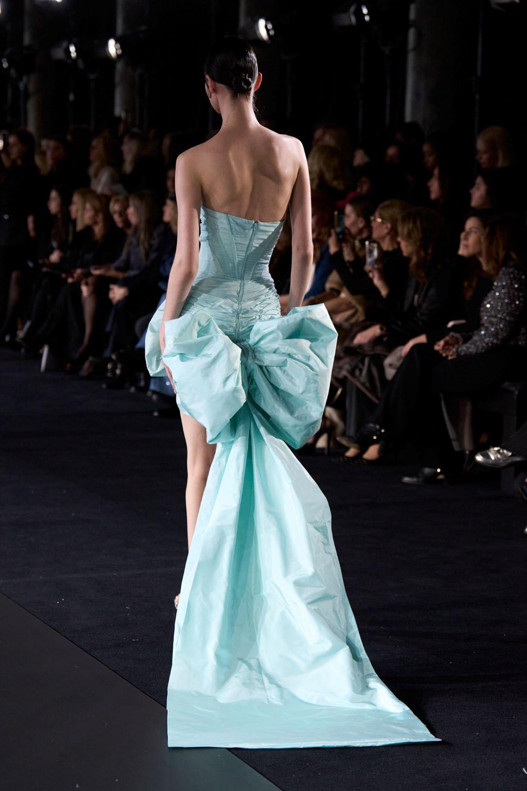 Η συλλογή&nbsp;Old Hollywood Avant-Première&nbsp;ξεδιπλώθηκε με κομψά, διαχρονικά κομμάτια.