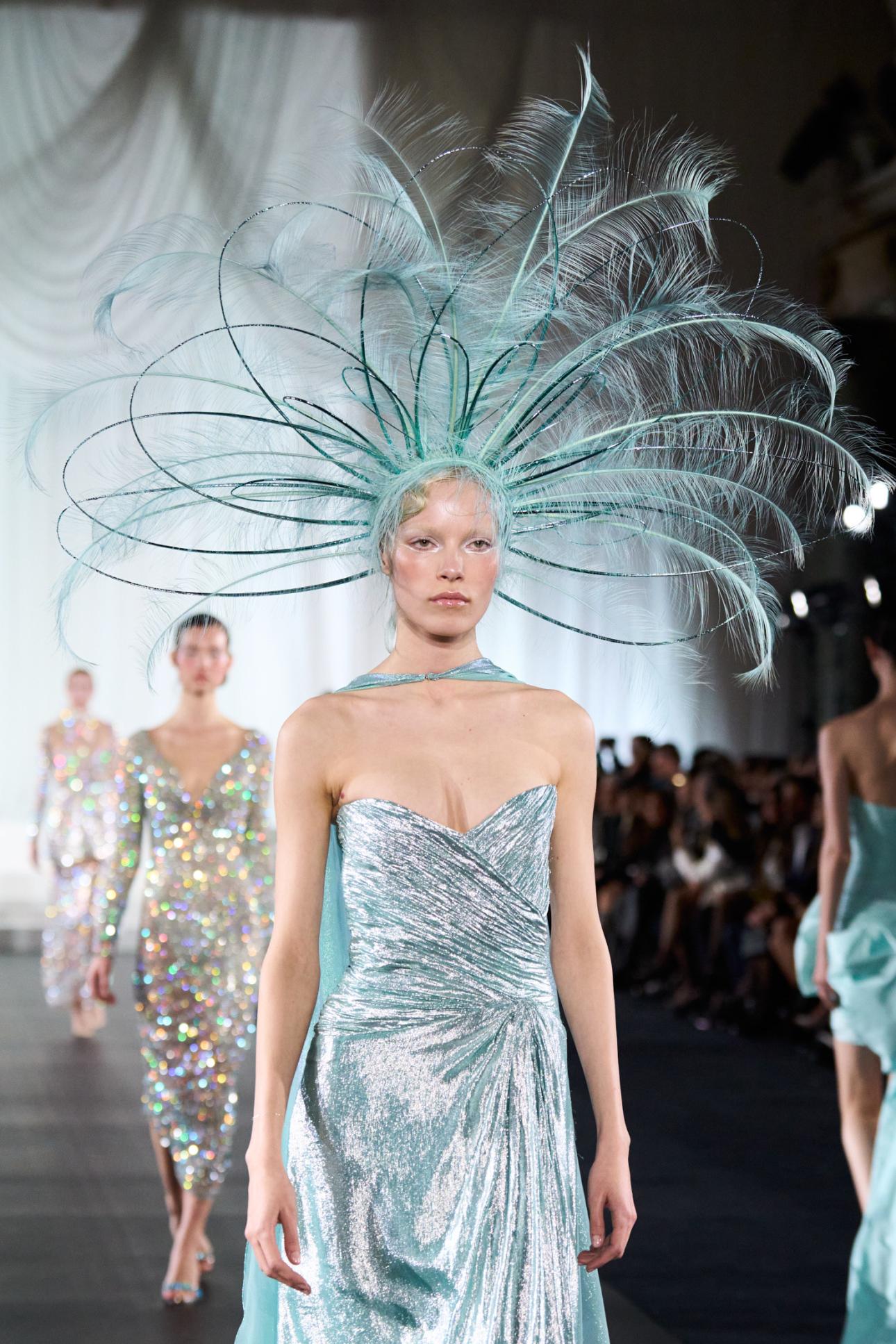  Glamour άλλης εποχής, σε σύγχρονη couture εκδοχή. 