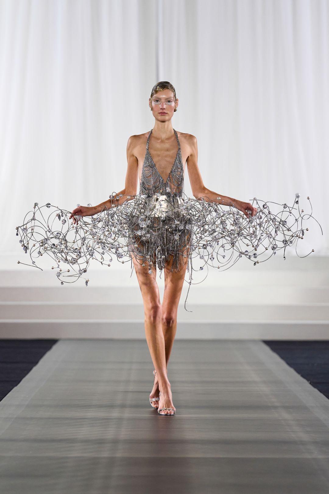 Οι δημιουργίες της Celia Kritharioti συνδυάζουν κίνηση, όγκο και θηλυκότητα.