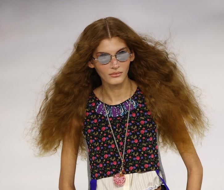 Το φριζάρισμα δεν είναι εχθρός, αλλά σημάδι πως τα μαλλιά σας θέλουν λίγη περισσότερο φροντίδα. (Photo credit: AP)