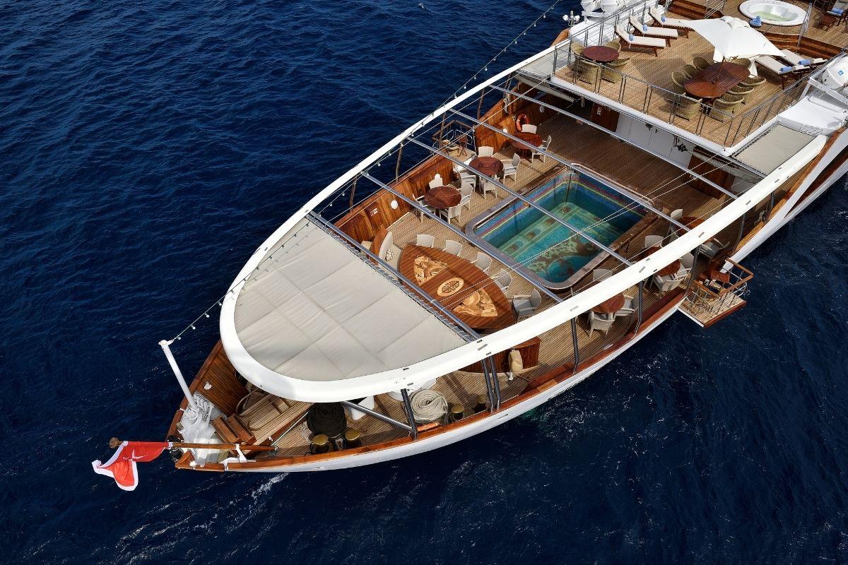 Φωτογραφία από ψηλά του γιοτ/ ©Stef Bravin/Superyacht Stories