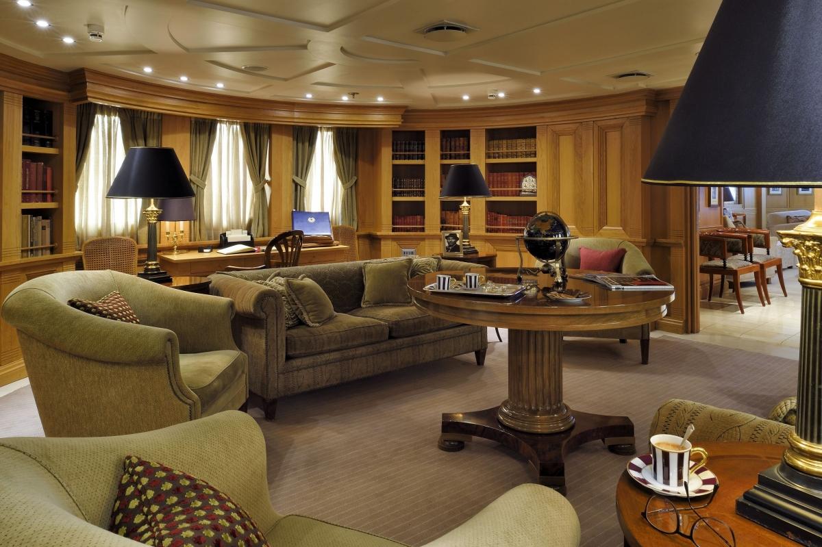 Το σαλόνι του γιοτ/ © Stef Bravin/Superyacht Stories