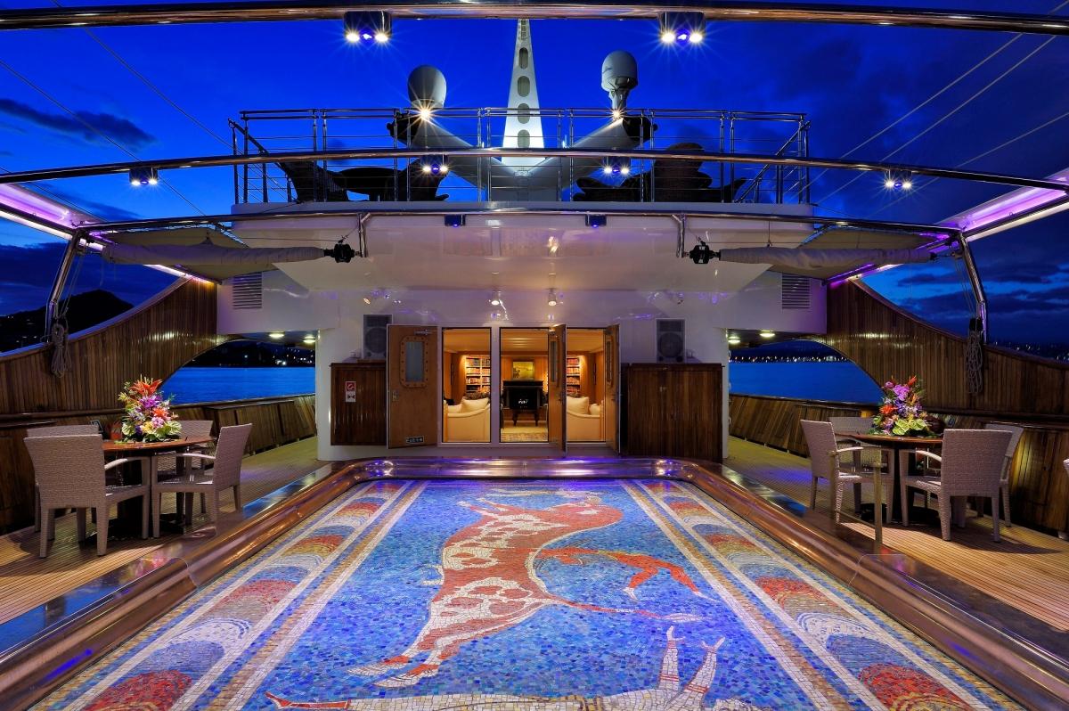 Βραδινή λήψη του γιοτ/ © Stef Bravin/Superyacht Stories