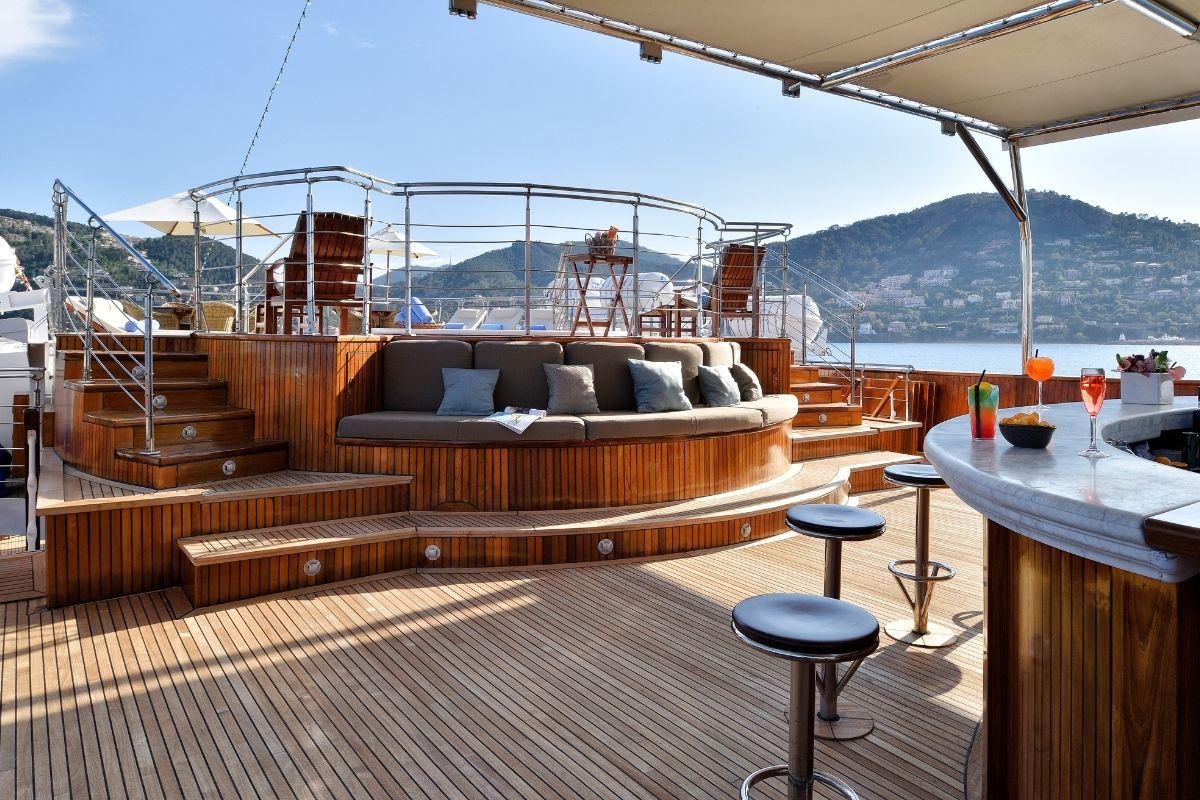 Το μπαρ του γιοτ/ © Stef Bravin/Superyacht Stories