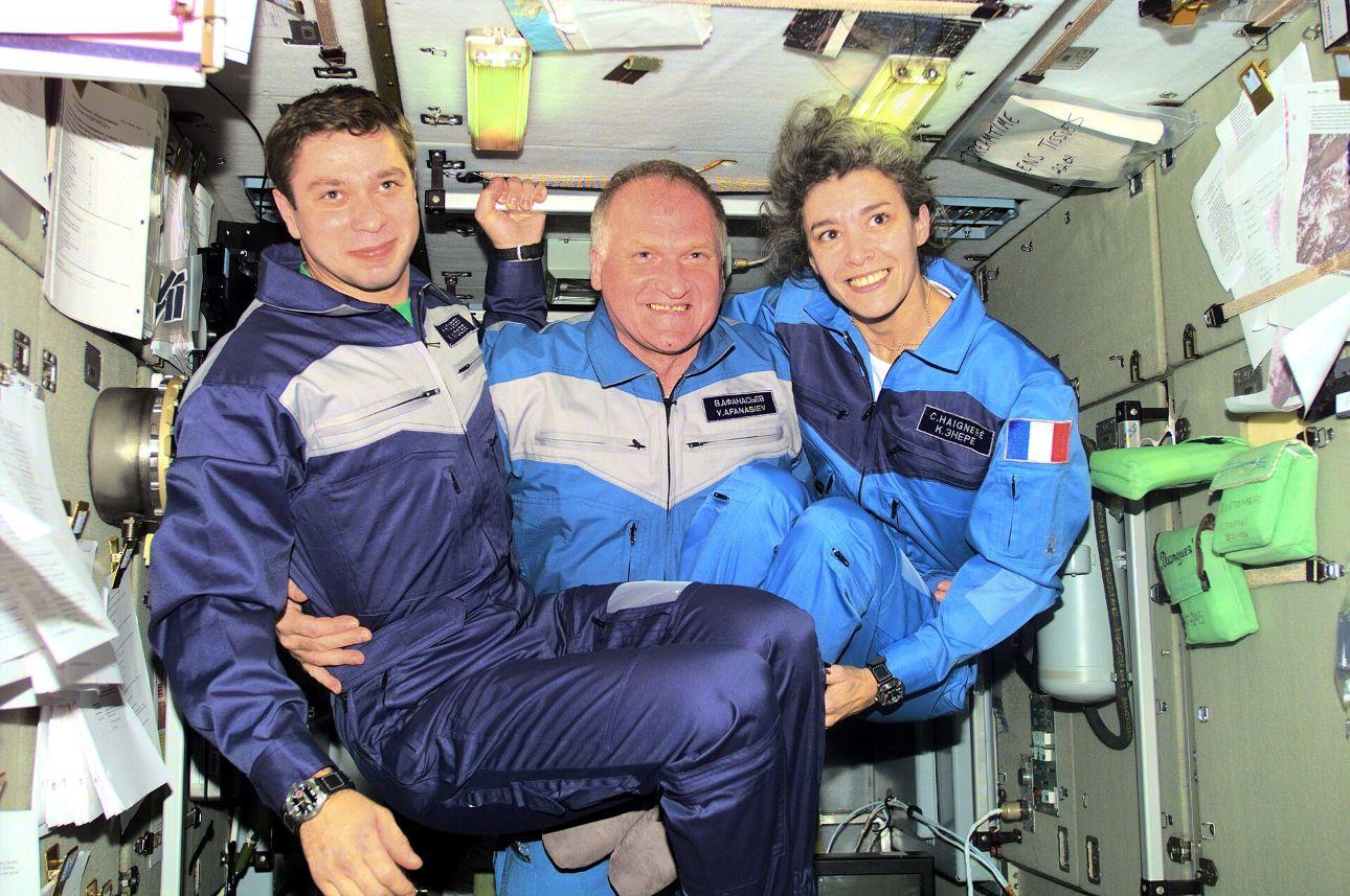 Τα μέλη του πληρώματος Soyuz Taxi: Konstantin Kozeev, Victor Afanasyev και Claudie Haigneré / Φωτογραφία: Wikimedia Commons