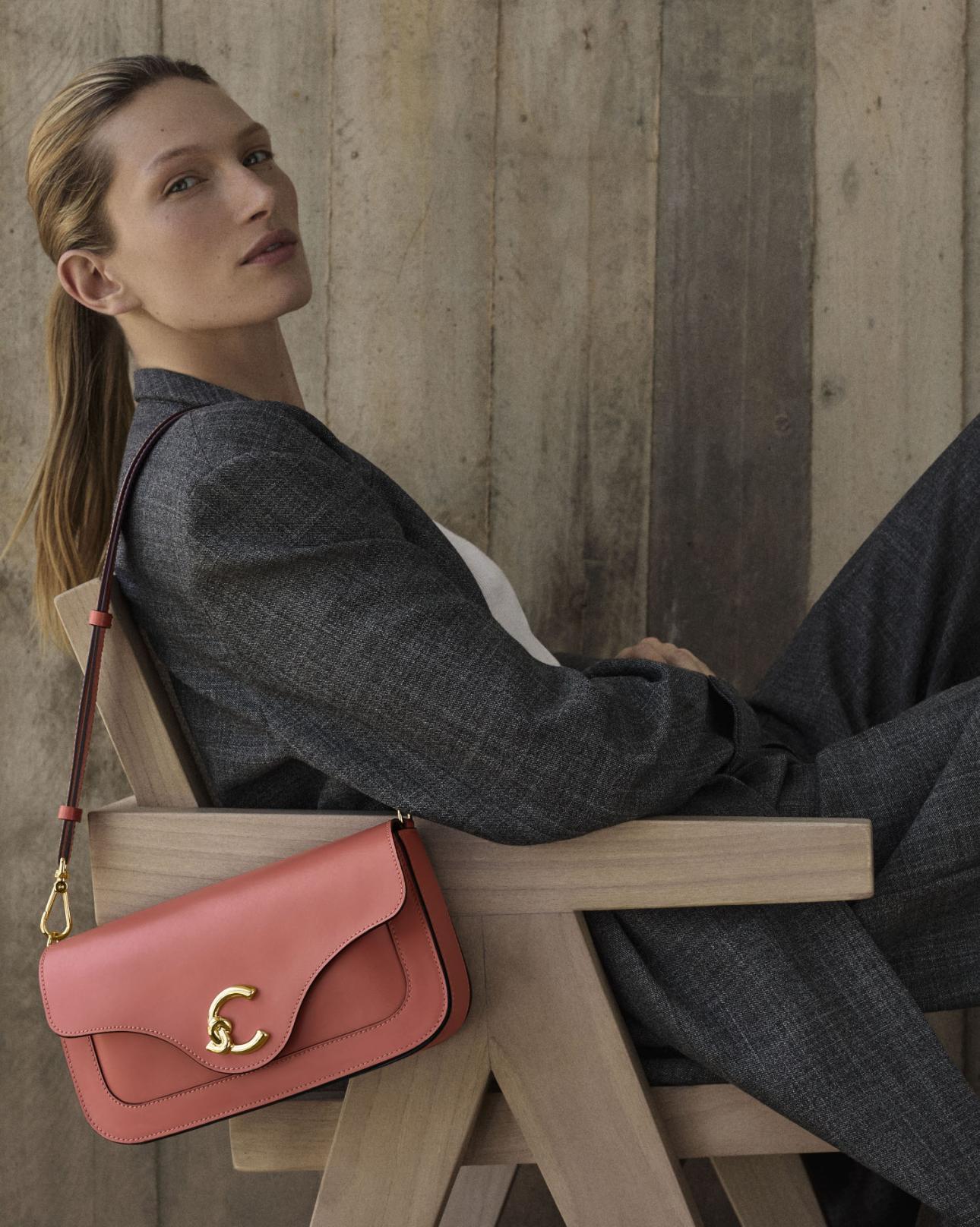 Coccinelle C-ME Pink Clay. Το iconic σχέδιο σε μια ρομαντική αλλά και διαχρονική παλέτα.
