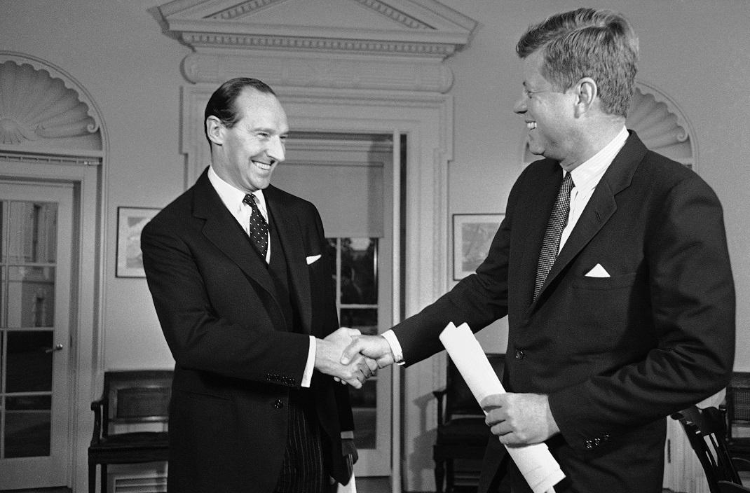 Ο David Ormsby-Gore με τον John Kennedy/ Φωτογραφία: AP Images