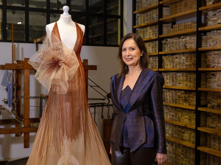  Η Denise Ελευθερίου εμπνέεται από τις πρώτες ύλες της νηματουργίας και τις μετατρέπει σε δημιουργίες υψηλής ραπτικής. 