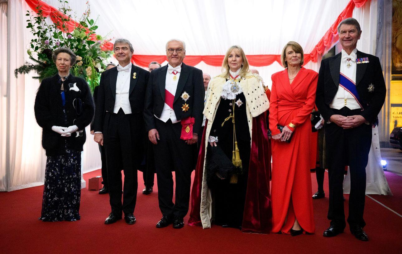 Η Ελκε Μπύντενμπεντερ (δεύτερη από δεξιά)/ Φωτογραφία: AP