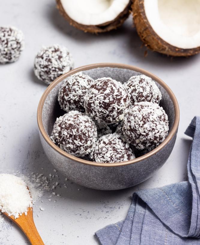 Energy balls με μαύρη σοκολάτα και καρύδα / Φωτογραφία: Shutterstock