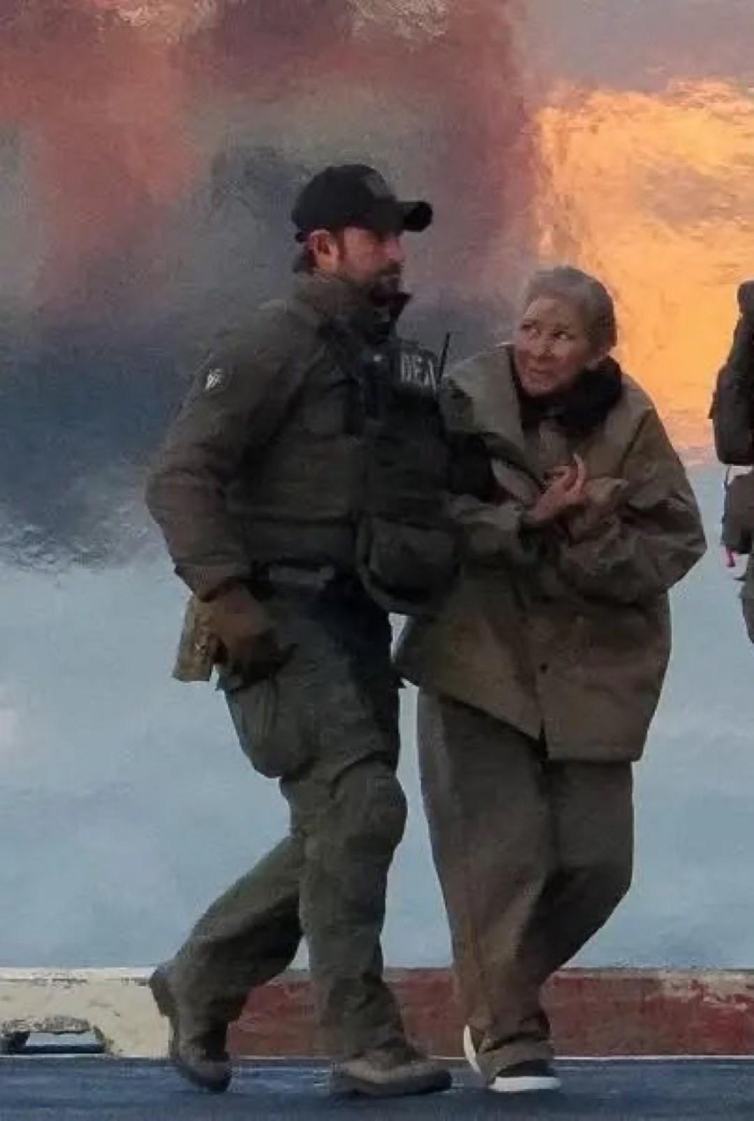 H Φλόρες σε κακή κατάσταση μεταφέρεται σε κρατητήριο στην Νέα Υόρκη.