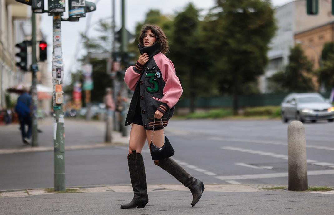 Και οι δυο στιλίστριες επιλέγουν γυμνό πόδι τον χειμώνα/Φωτογραφία: Getty Images