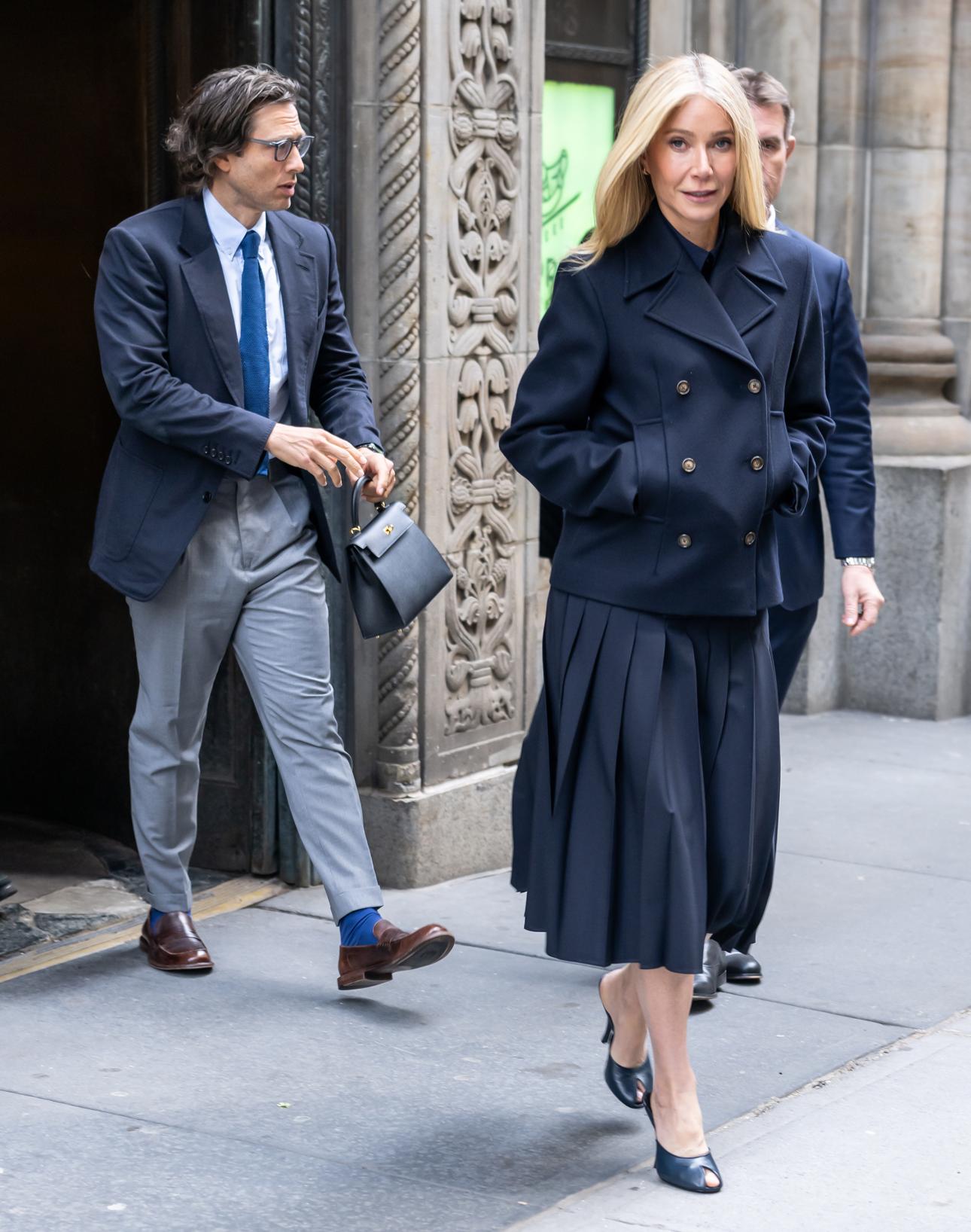   Ο σύζυγός της Γκουίνεθ Πάλτροου,  Μπραντ Φάλτσουκ, κρατώντας την  Hermès τσάντα της. Φωτογραφία: Getty Images 