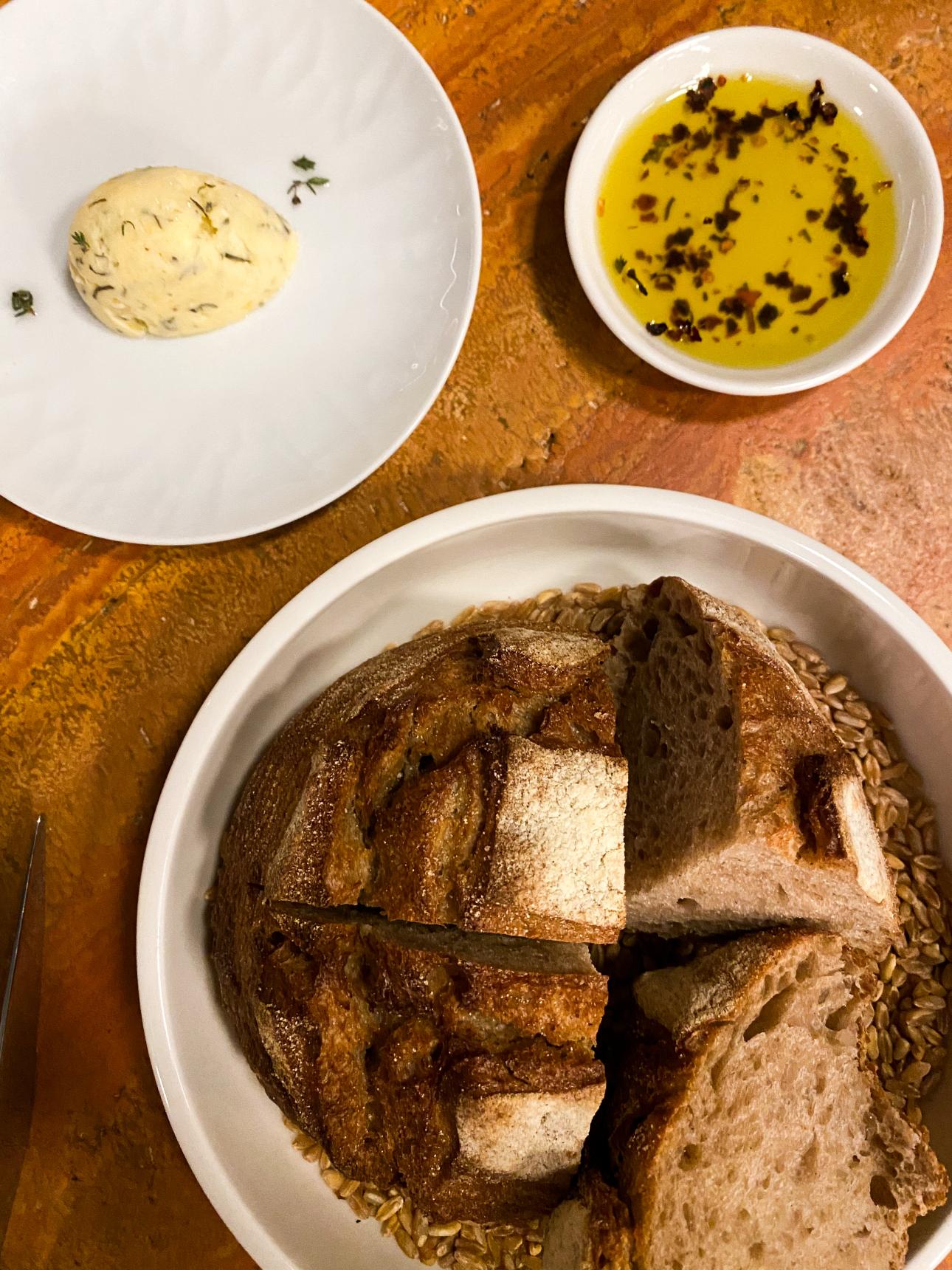 Το ανανεωμένο Artisanal υποδέχεται με ζεστή και κομψή ατμόσφαιρα