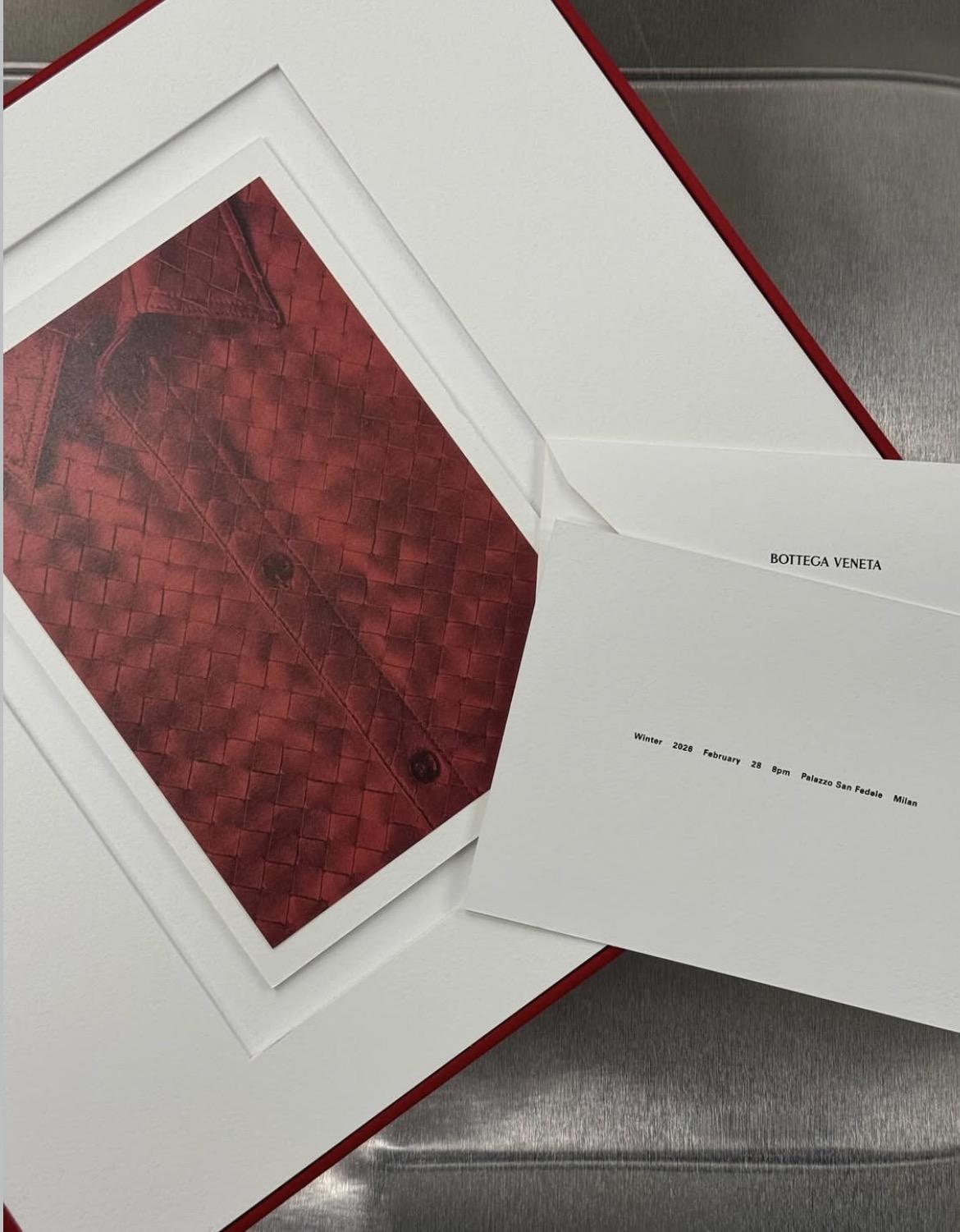  Η Bottega Veneta Μετατρέπει το intrecciato σε καμβά για το FW26 