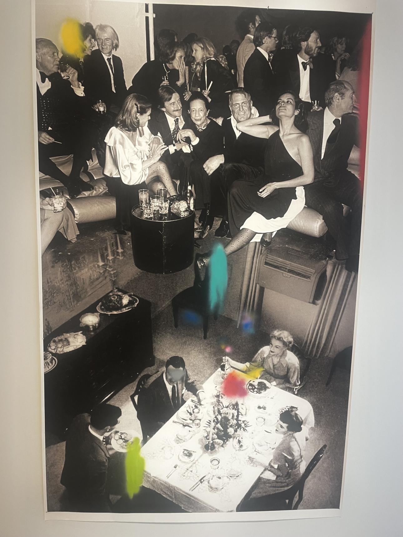 Versaweiss Now that the gleam is almost over (after Studio 54), 2014. Εκτύπωση inkjet και ακρυλικό σπρέι σε αρχειακό ματ χαρτί, 120 x 200 εκ. (copyright Μαριλένα Βρανά για το Bovary)