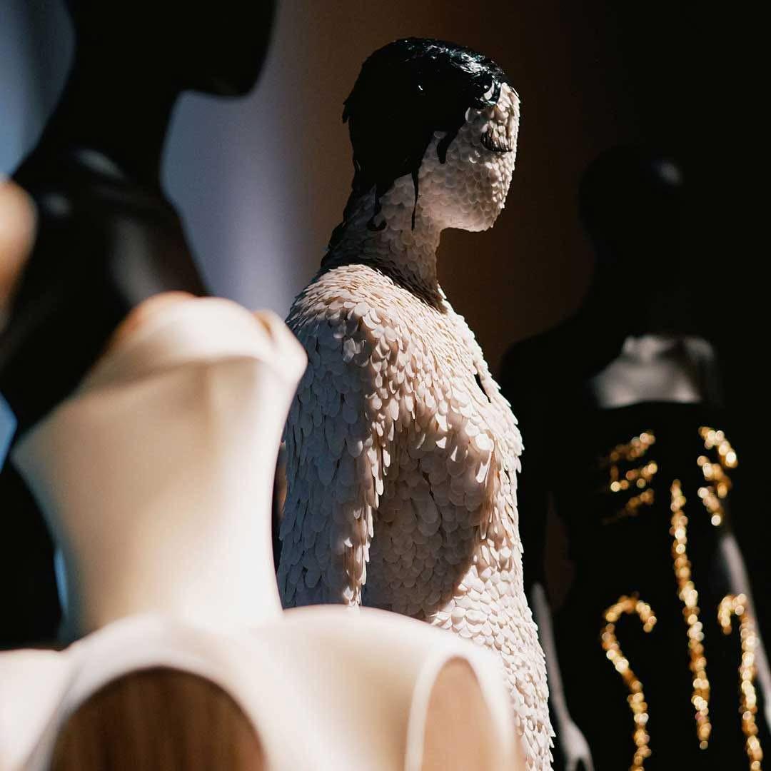  Η νέα εποχή της Schiaparelli συνεχίζει να σοκάρει και να εμπνέει. 