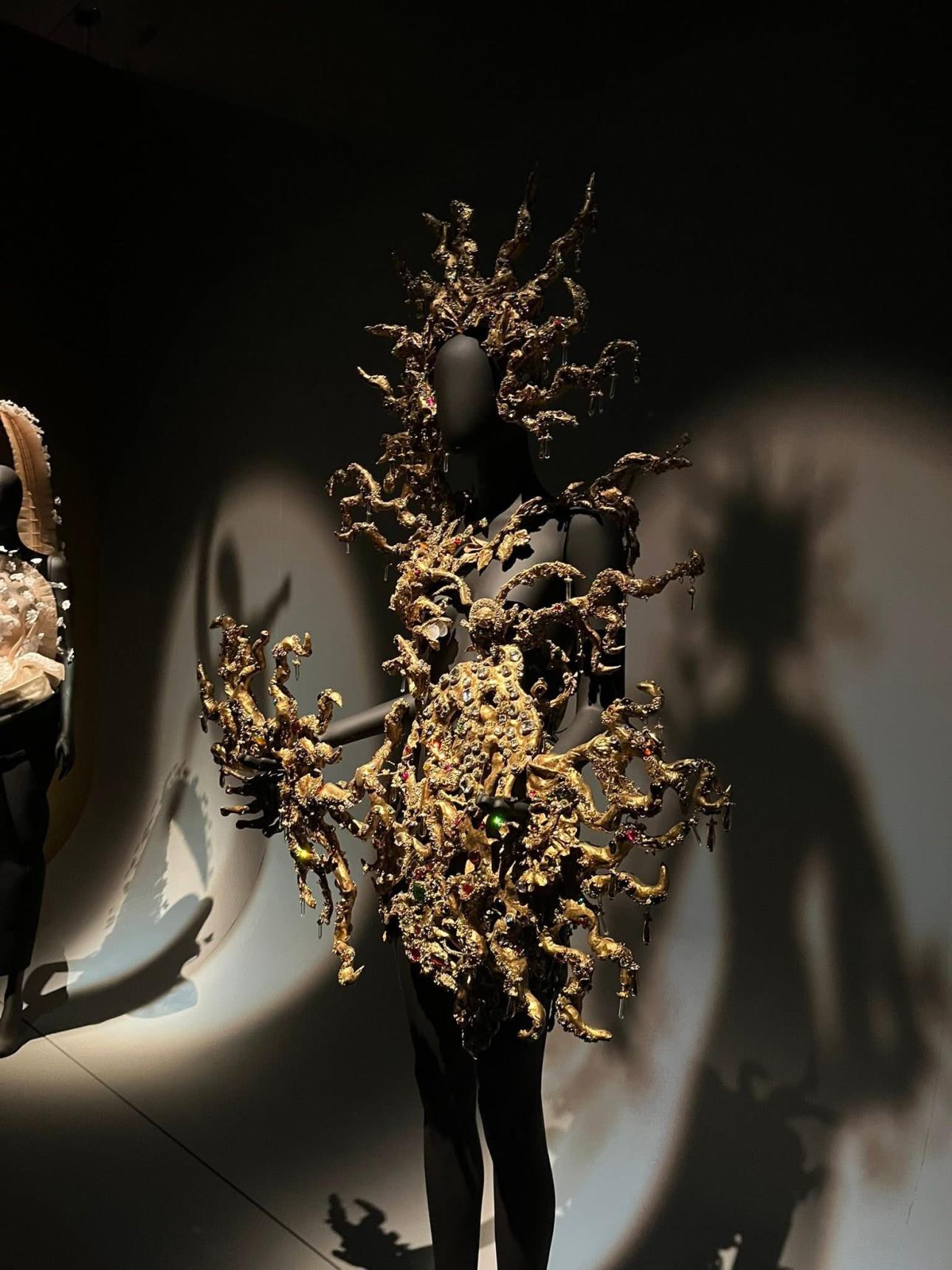  Όταν τα ρούχα γίνονται παιχνίδι φαντασίας και πρόκλησης. 