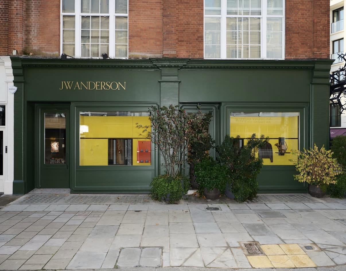 Η μπουτίκ JW Anderson στο Λονδίνο μετατρέπεται σε χώρο καλλιτεχνικής έκφρασης.