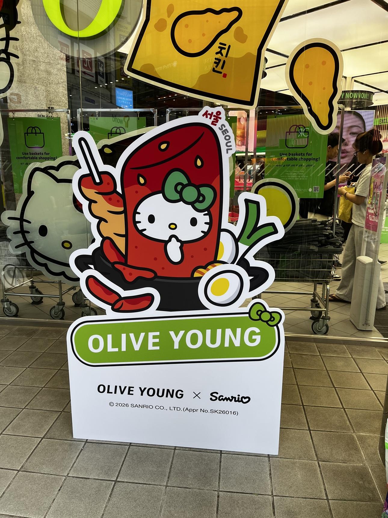 Τα Olive Young με τη χαρακτηριστική βιτρίνα Hello KittyΒιργινία Στουραϊτη