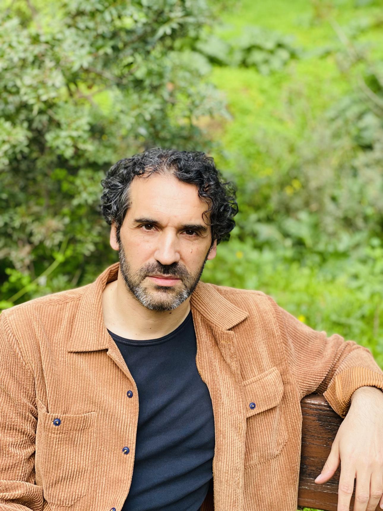  "Με απασχολεί πάρα πολύ το θέμα της ενοχής. Πώς την κουβαλάμε. Από πού προέρχεται. Πώς τη διαχειριζόμαστε" λέει ο Στέφανος Κακαβούλης.