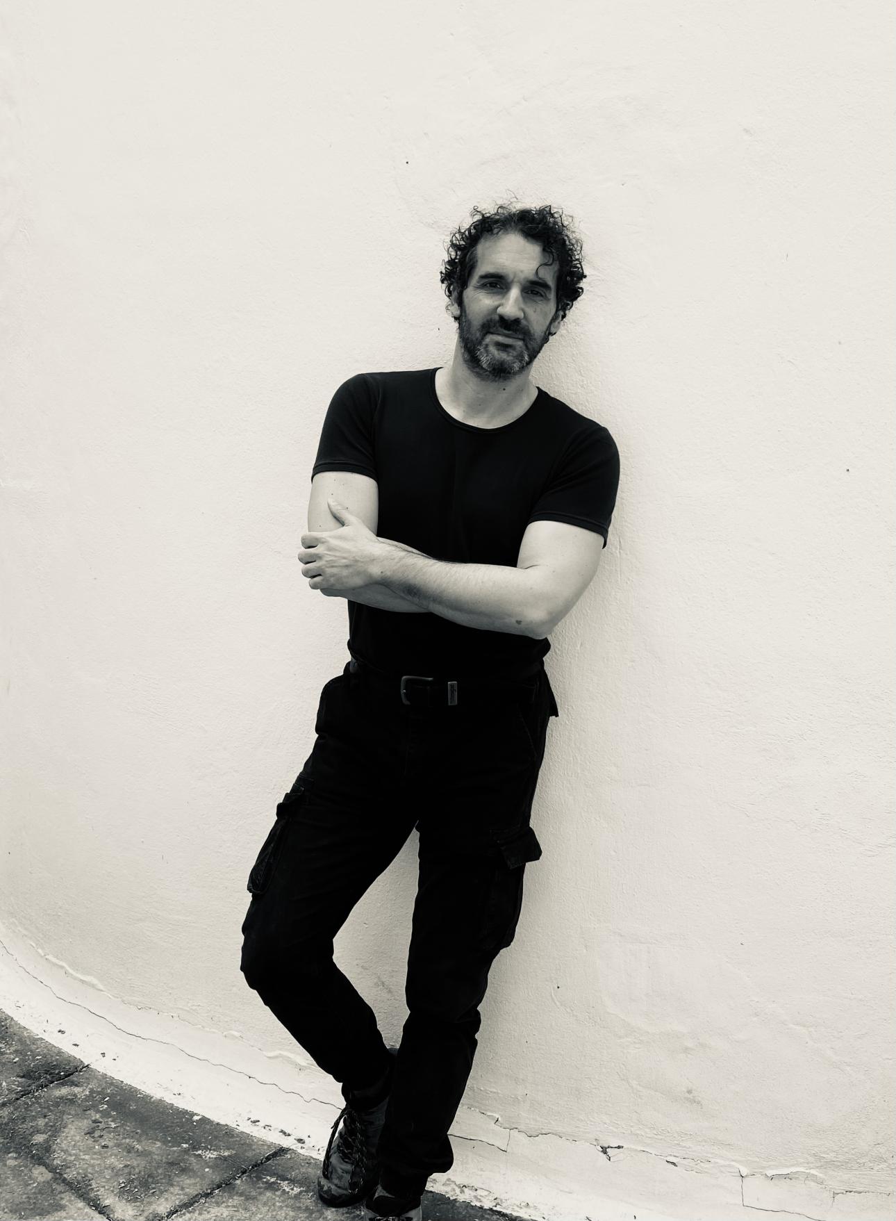  «Δεν μπορείς να ξυπνήσεις ένα πρωί και να πεις "θα γράψω ποίηση". Πρέπει να διαβάζεις, να γράφεις, να έχεις επαφή με τη λέξη. Το ίδιο και με το θέατρο. Πρέπει να υπάρχει τριβή» αναφέρει ο Στέφανος Κακαβούλης.