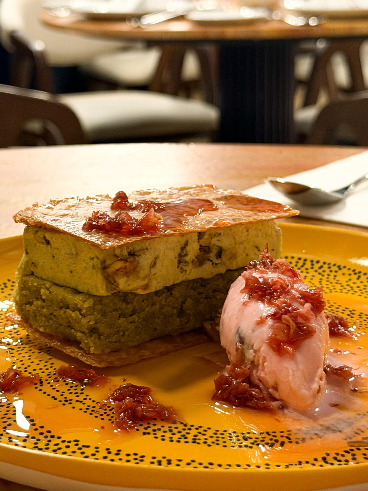 Ο μπακλαβάς του Artisanal με φινανσιέ φυστικιού Αίγινας και σεμιφρέντο, συνοδευόμενος από το δροσερό παγωτό τριαντάφυλλο.