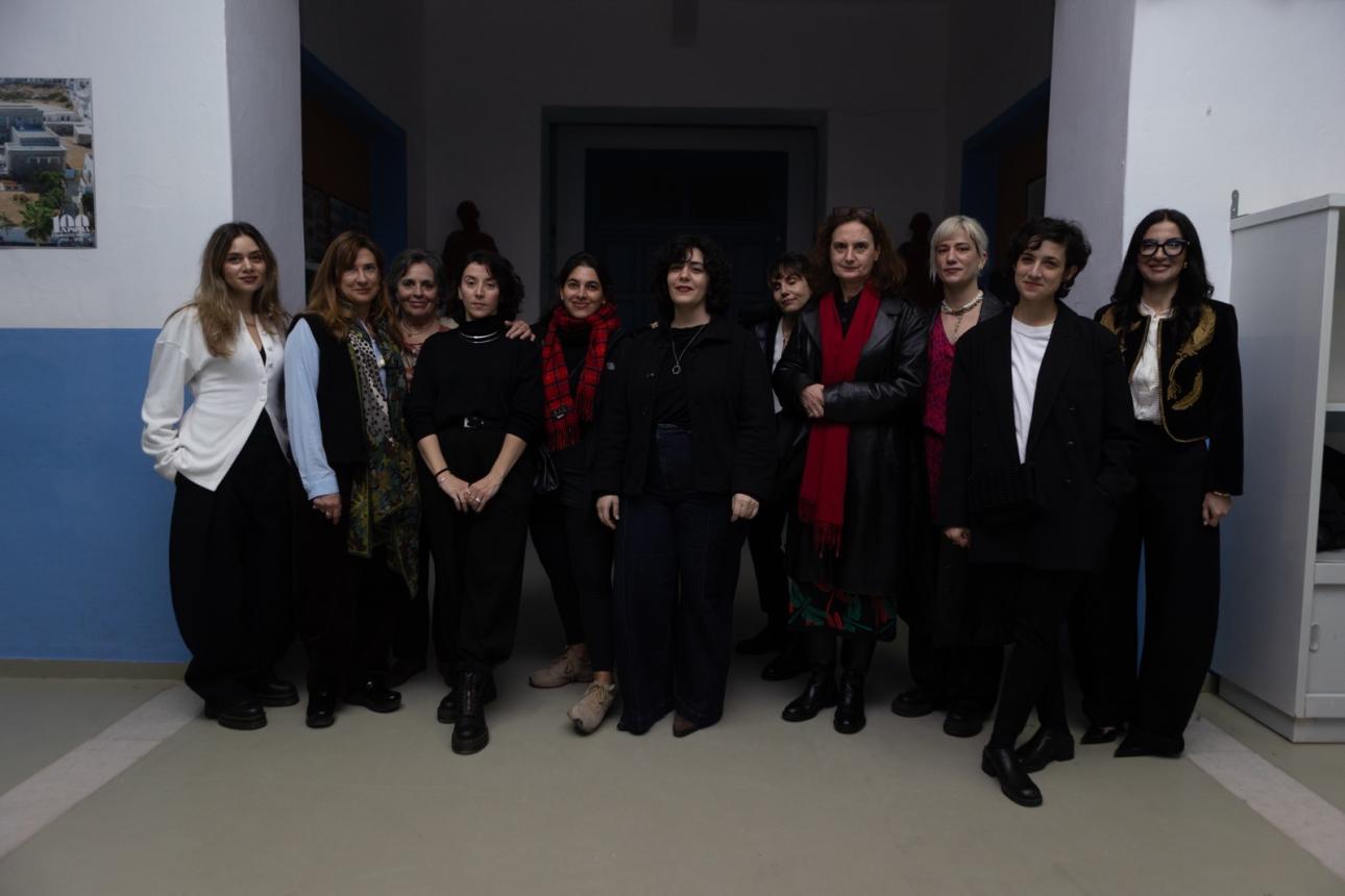  Οι καλλιτέχνιδες Ευγενία Βερελή, Χρυσάνθη Κουμιανάκη,  Σεβαστιάνα Κωνστάκη, Μαριάντρη, Ηλέκτρα Σταμπούλου και Μαρία Φωκά μαζί με τις ομιλήτριες Έφη Φαλίδα, Βικτώρια Καλαντζοπούλου, Ξένια Πολίτου, Φοίβη Γιαννίση και Μαρία Πολυκρέτη 