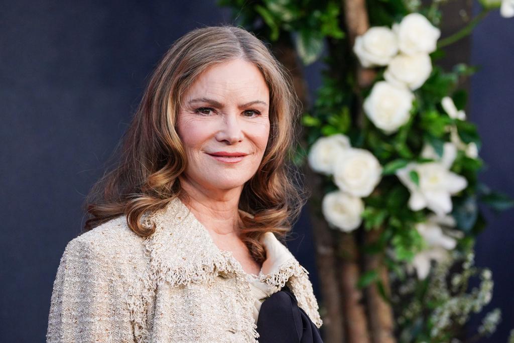 Σε πιο ώριμα πρόσωπα, η τεχνική cloud blush ανορθώνει τις γραμμές του προσώπου, δίνοντας αυτομάτως μια πιο ανάλαφρη και νεανική αίσθηση στο πρόσωπο. (Jennifer Jason Leigh, photo: AP)