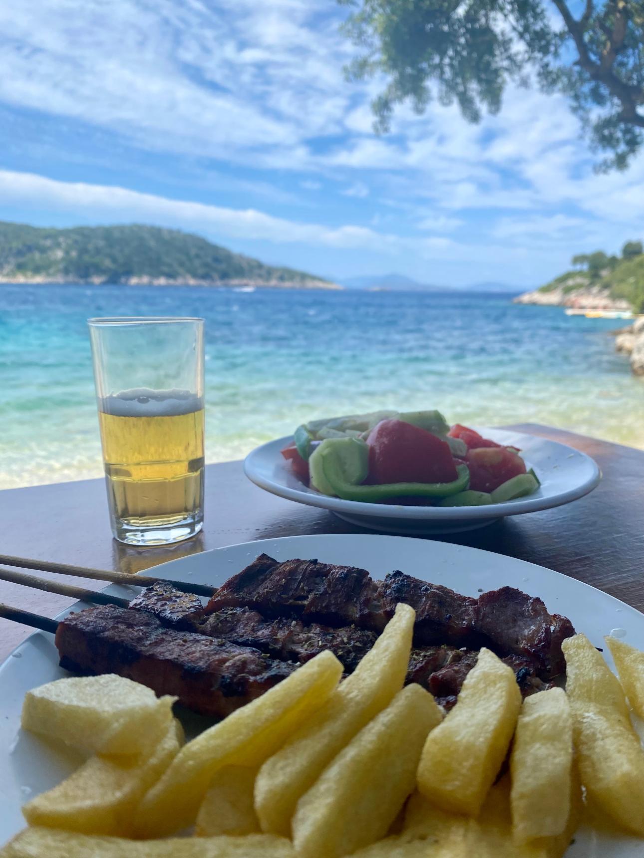 Χειροποίητα χοιρινά καλαμάκια, τηγανητές πατάτες και χωριάτικη σαλάτα στην Καντίνα (Κιόνι, Ιθάκη)