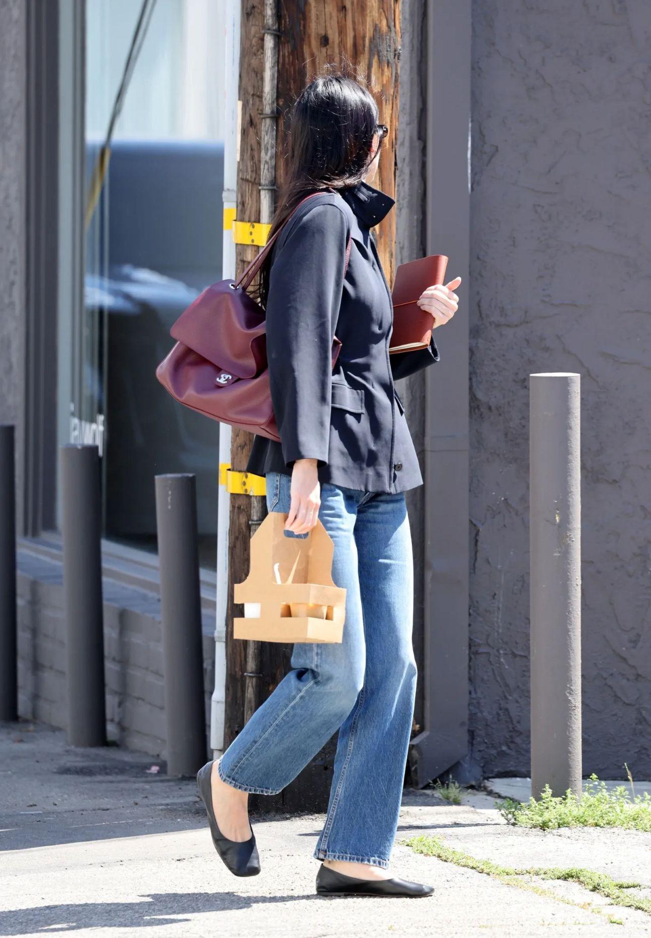 Η Κένταλ Τζένερ με τζιν, μπαλαρίνες και σακάκι/ Φωτογραφία: Chanel 