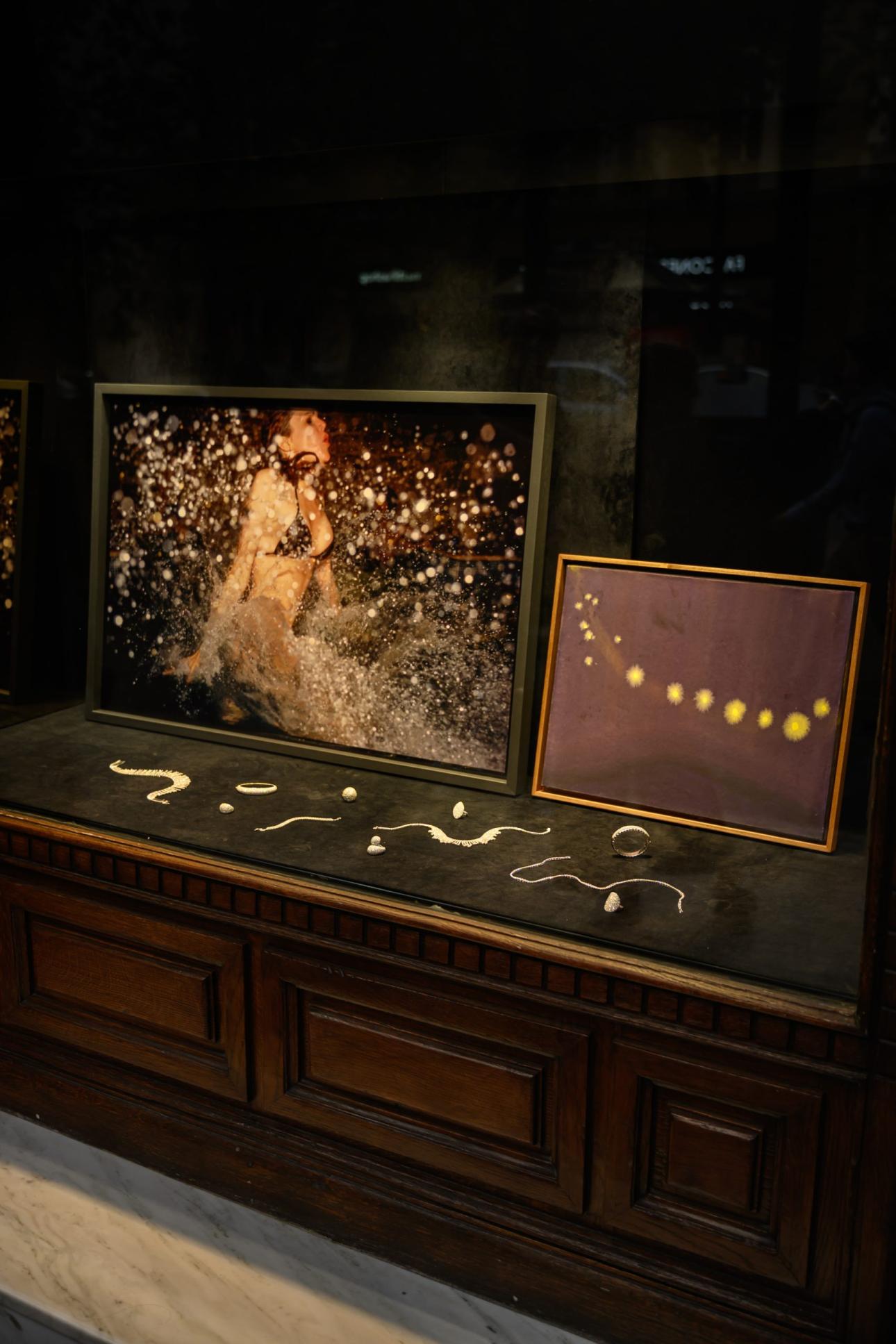  Nan Goldin &amp; Κωνσταντίνος Κακανιάς αντιπαραβάλλονται με τα διαμάντια του Καίσαρη.