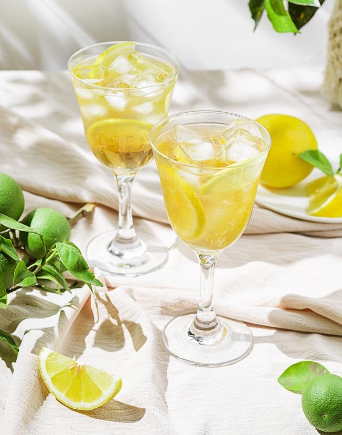 Σπιτικό limoncello spritz / Φωτογραφία: shutterstock