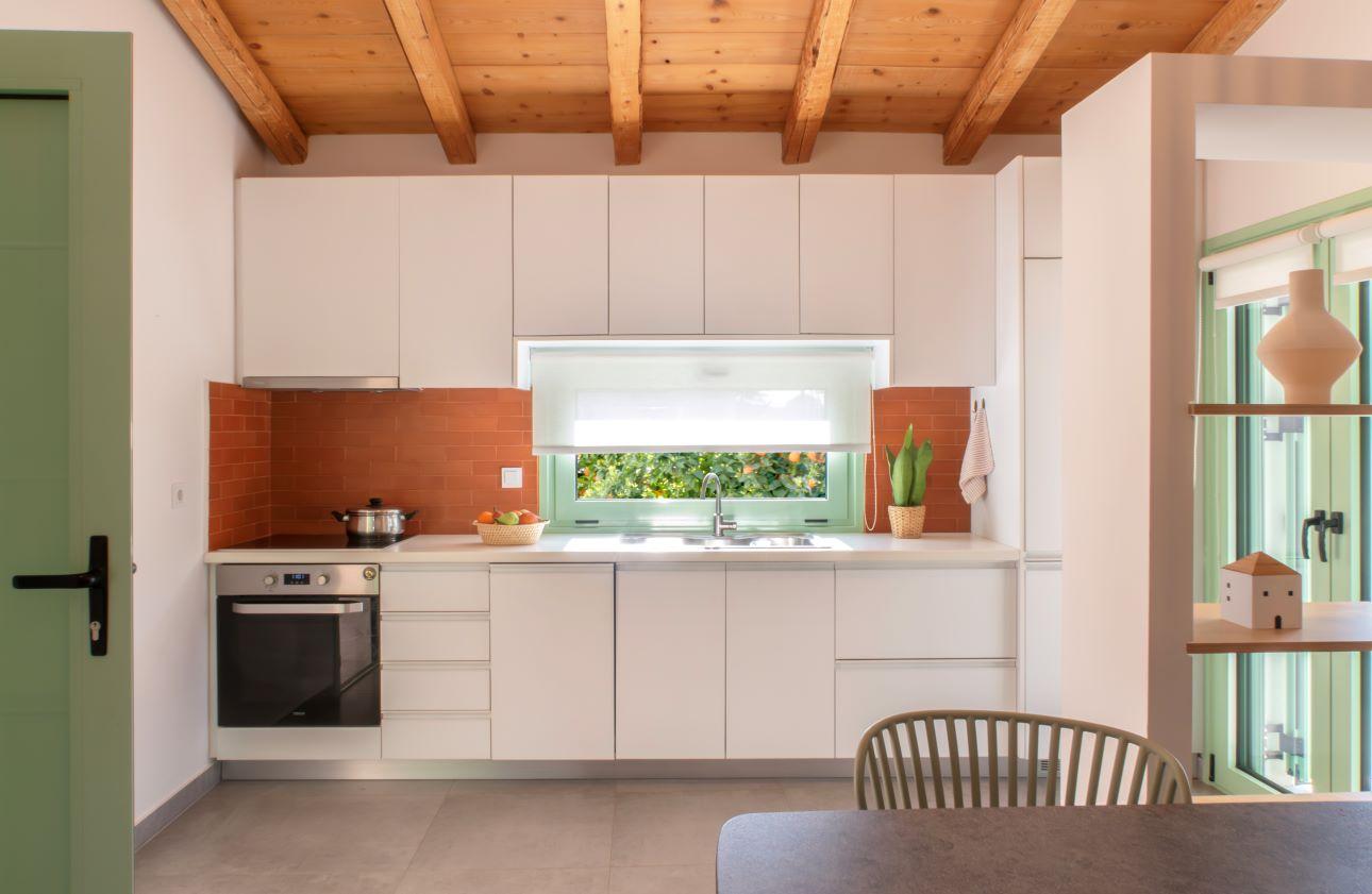 Το φυσικό φως μπαίνει άπλετο στον χώρο της κουζίνας/ Φωτογραφία: Δάφνη Ασλανίδη 