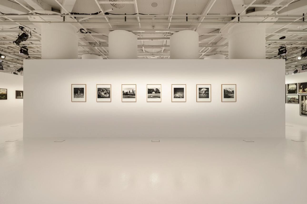  Απόκοσμες φιγούρες και αστικά τοπία σε μια neourban αισθητική 