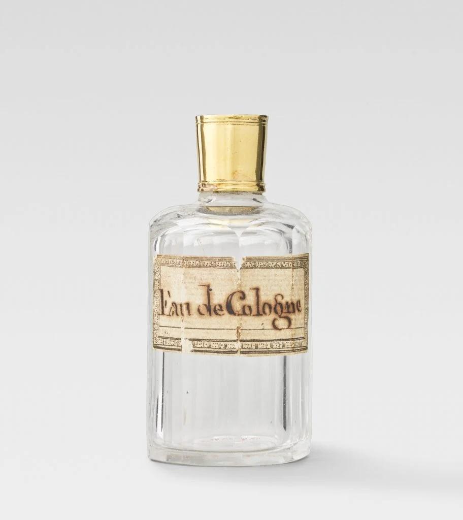 Κρυστάλλινο φιαλίδιο με ετικέτα «Eau de Cologne» από το «Nécessaire de voyage», που ανήκε στη Μαρία Αντουανέτα. Φωτογραφία: © Grand Palais RMN (μουσείο του Λούβρου) / Michel Urtado