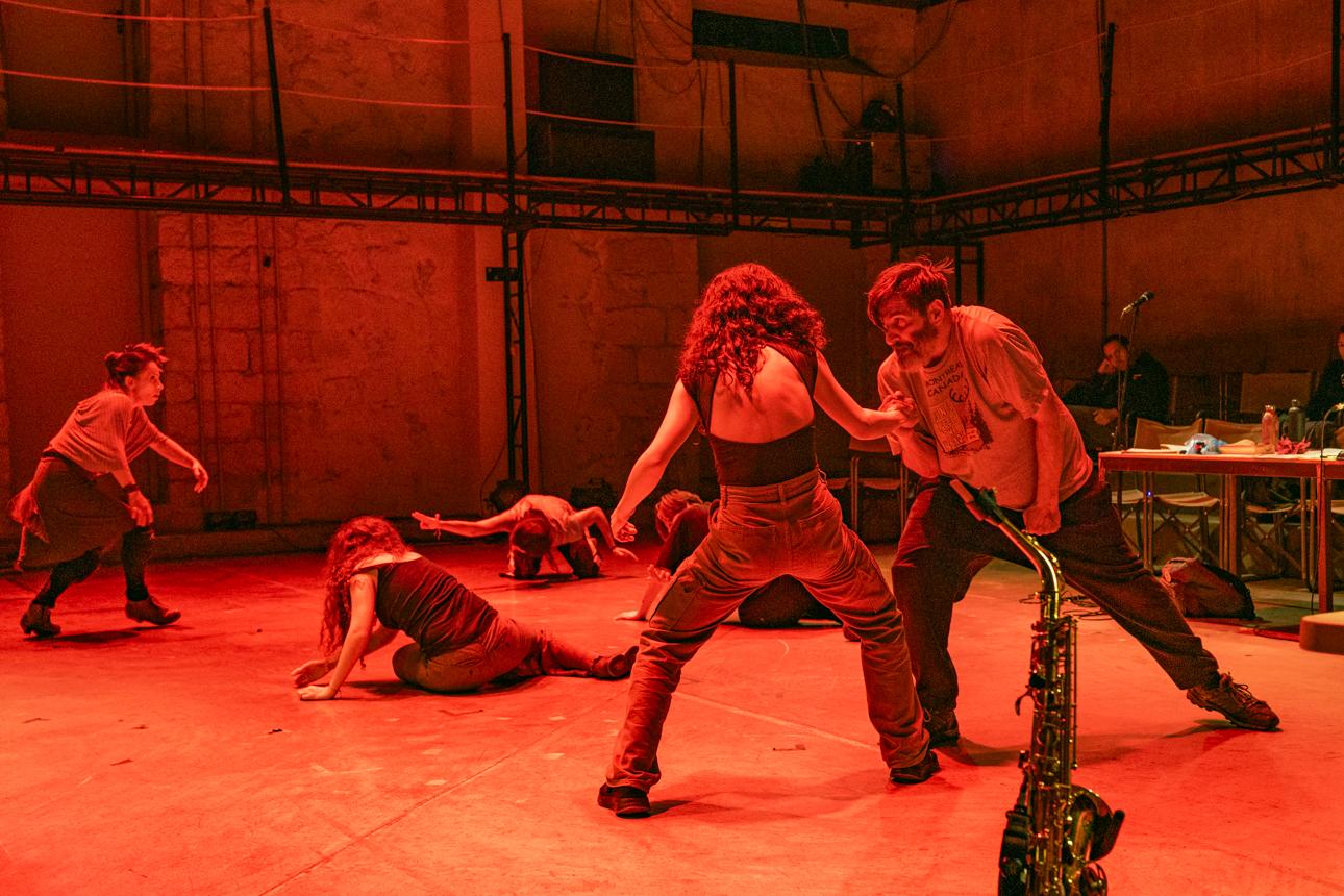   Στην Ανοιχτή Πρόβα ως θεατές μπαίνουμε και βγαίνουμε, επιλέγουμε τι θα δούμε και πόσο θα μείνουμε. Φωτογραφία: Γιάννης Καλλιαντάς