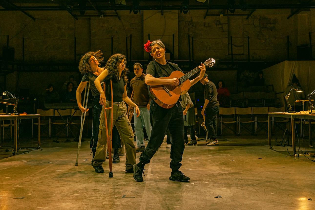  «Στην Ανοιχτή Πρόβα έχω το χώρο να ψάξω πώς θα αφηγηθώ σήμερα αυτήν την ιστορία, πώς θα εντάξω τη μουσική στις ιστορίες της ομάδας» λέει ο, η, το Ουίτσι.  Φωτογραφία: Γιάννης Καλλιαντάς 