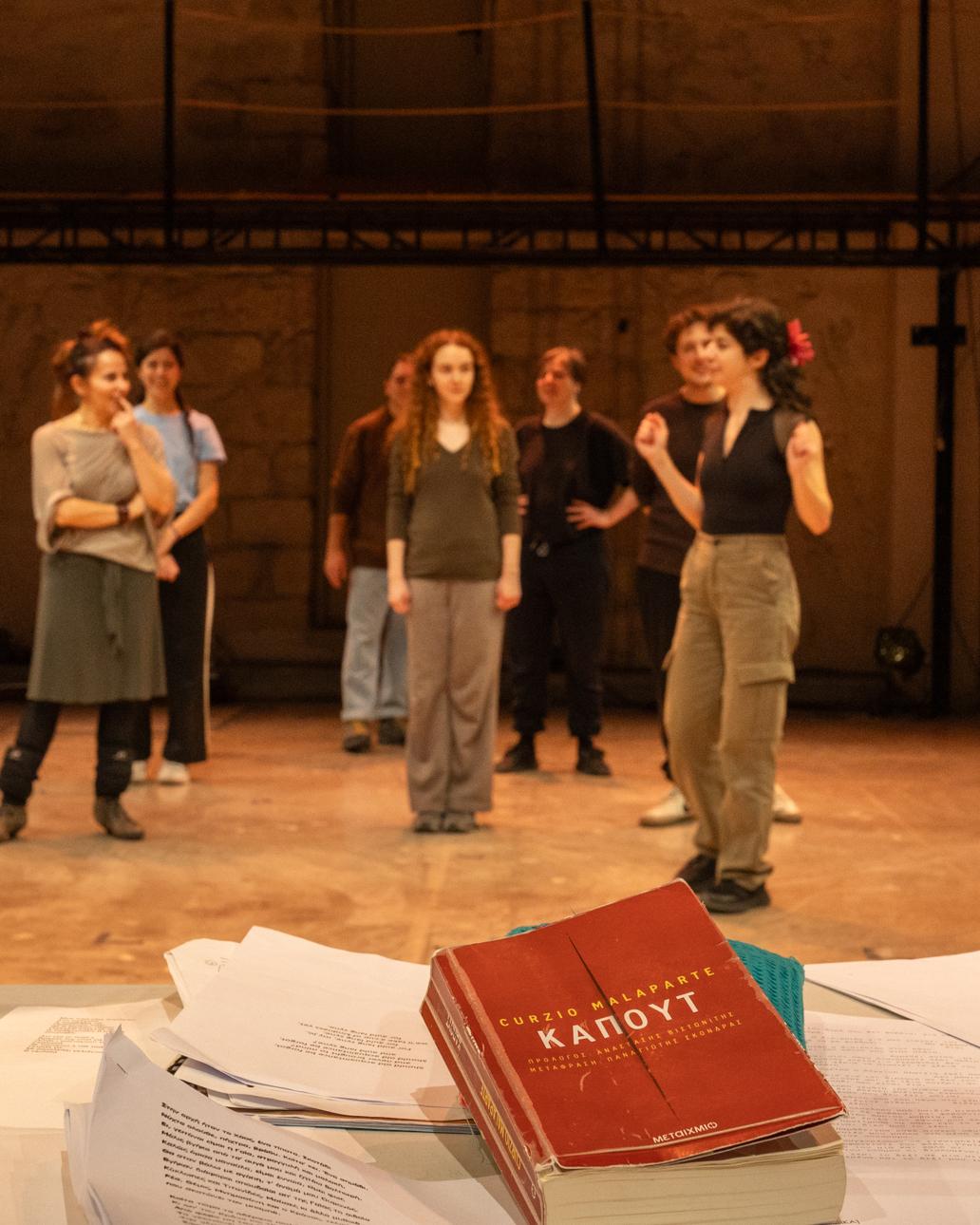   «Το Καπούτ﻿ παραθέτει εικόνες από τον Β΄ Παγκόσμιο Πόλεμο, αλλά αυτές οι εικόνες ξεπερνούν τη συγκεκριμένη ιστορική στιγμή» λέει ο σκηνοθέτης Ακύλλας Καραζήσης. Φωτογραφία: Γιάννης Καλλιαντάς