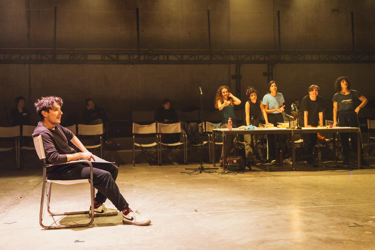   «Προτείνουμε την Ανοιχτή Πρόβα ως μια ζωντανή δραματουργία που συμβαίνει μπροστά στον θεατή », λέει ο σκηνοθέτης Ακύλλας Καραζήσης. Φωτογραφία: Γιάννης Καλλιαντάς 