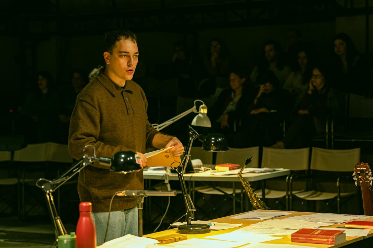  «Αυτό που μου αρέσει περισσότερο είναι όταν έρχονται ενθουσιασμένοι στο τέλος οι θεατές να σε ρωτήσουν πότε θα ανέβει» λέει ο Δημήτρης Καπετάνιος.  Φωτογραφία: Γιάννης Καλλιαντάς 