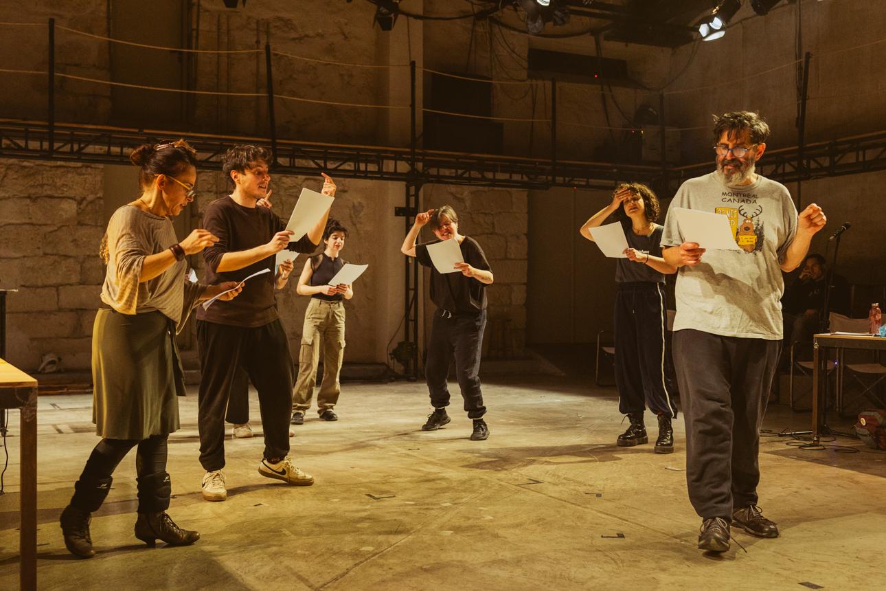  Η εμπειρία της Ανοιχτής Πρόβας είναι σχεδόν σωματική. Οι ηθοποιοί κινούνται ασταμάτητα, ακόμα κι όταν έχουν ήδη διανύσει ώρες. Φωτογραφία: Γιάννης Καλλιαντάς
