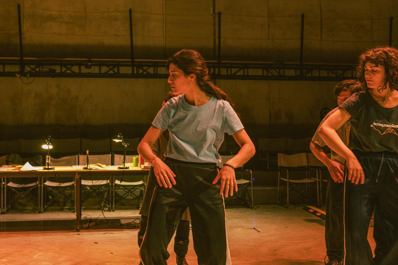  Η ομάδα των ηθοποιών δεν υπηρετεί ένα έτοιμο κείμενο. Αντίθετα, δημιουργεί διαρκώς νέο υλικό. Φωτογραφία: Γιάννης Καλλιαντάς