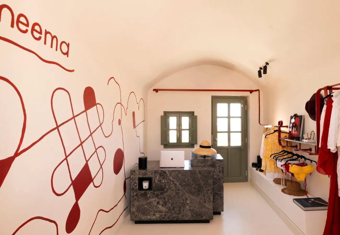 Το «νήμα» που διατρέχει όλο το ξενοδοχείο ξεκινά από τη ρεσεψιόν. 