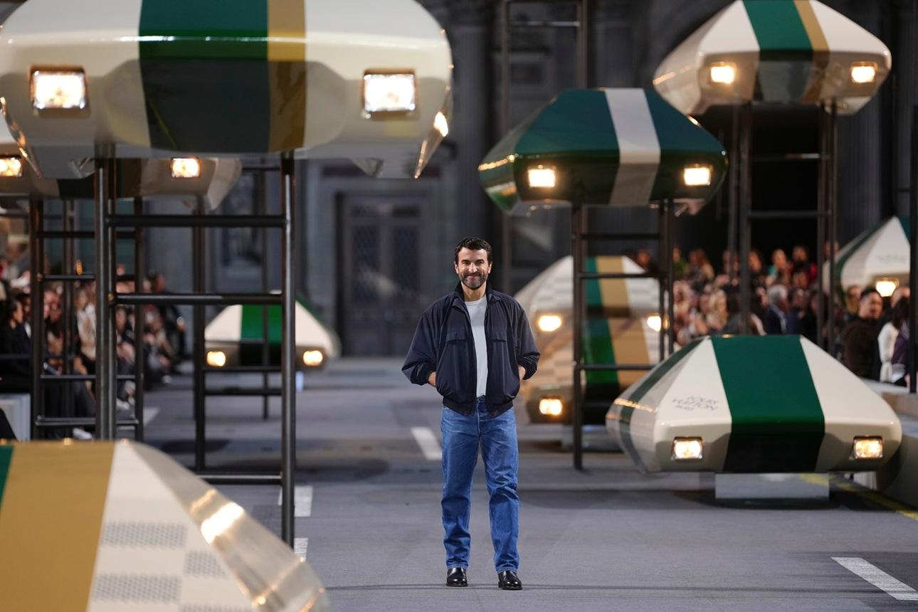 Ο σχεδιαστής Nicolas Ghesquière μετά την παρουσίαση της γυναικείας συλλογής Louis Vuitton/Φωτογραφία AP 