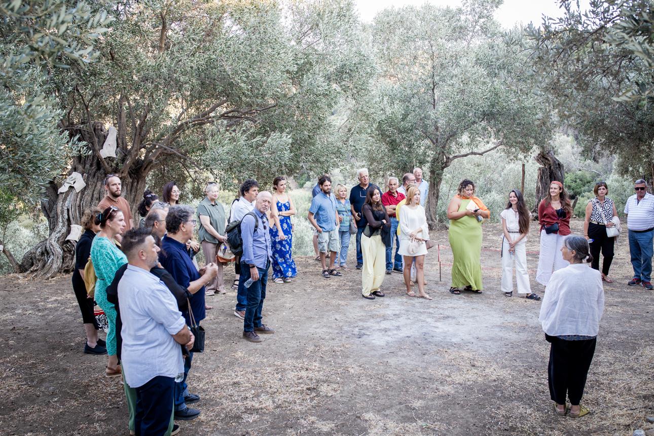  Μία κοινότητα και μία καλλιτεχνική ενότητα που εκφράζει τη συνέχεια.