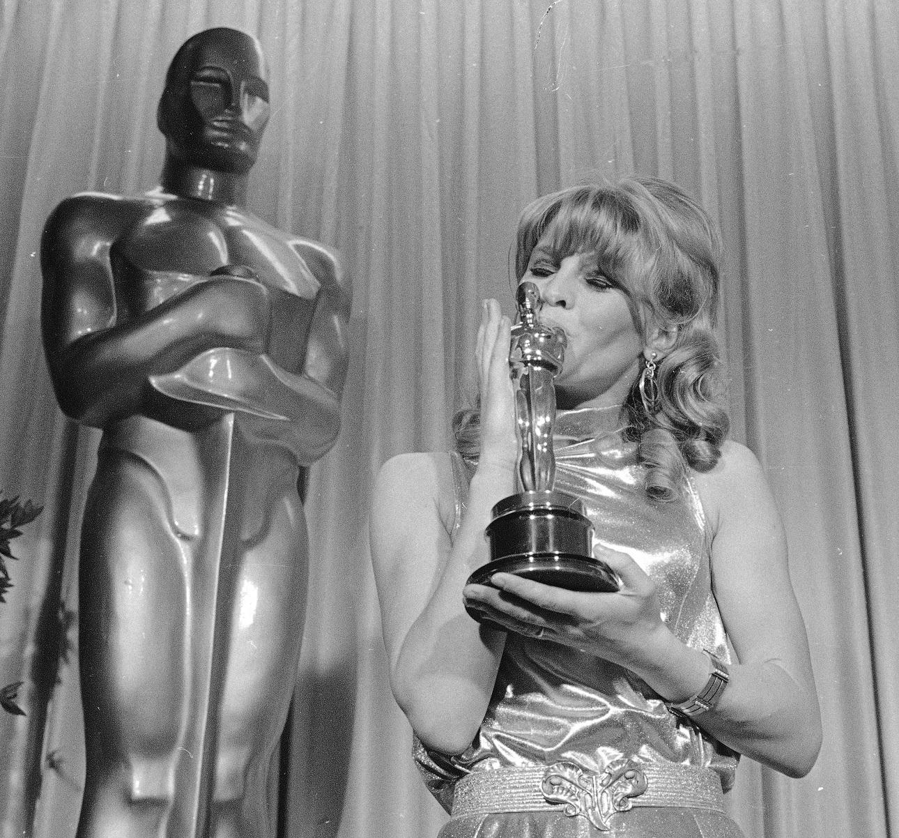 Η Βρετανίδα ηθοποιός Τζούλι Κρίστι φιλάει το Όσκαρ 1966/Φωτογραφία AP